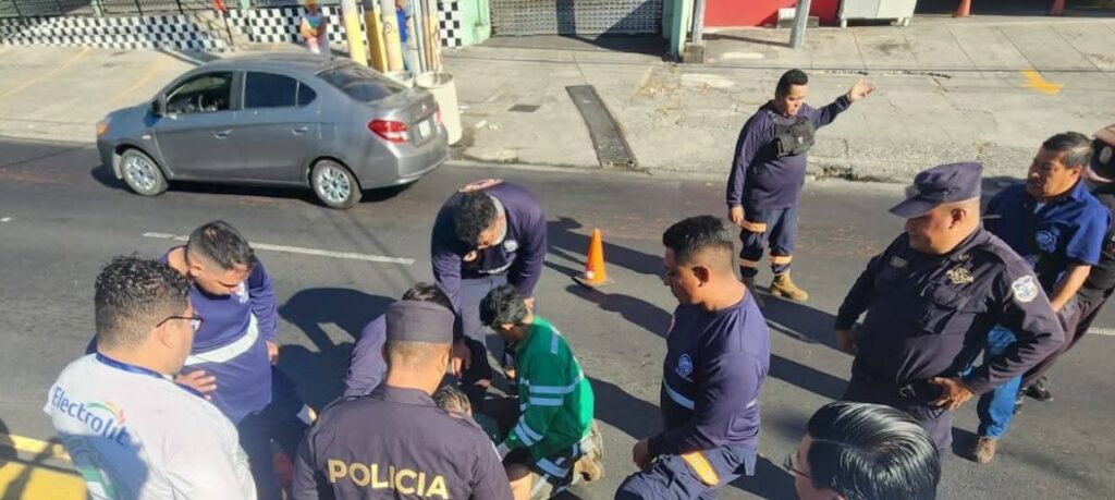 Motociclista resulta fuertemente lesionado tras impactar con separadores en San Salvador