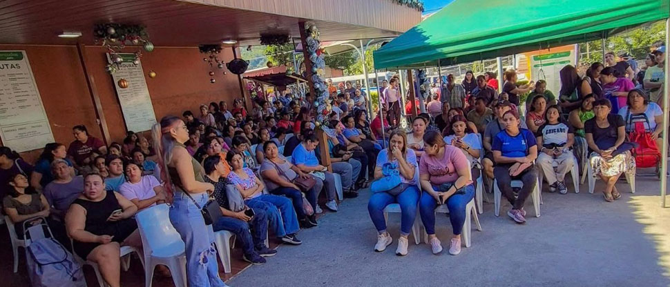 Salvadoreños abarrotan AgroMercados para comprar sus productos para la cena de navidad