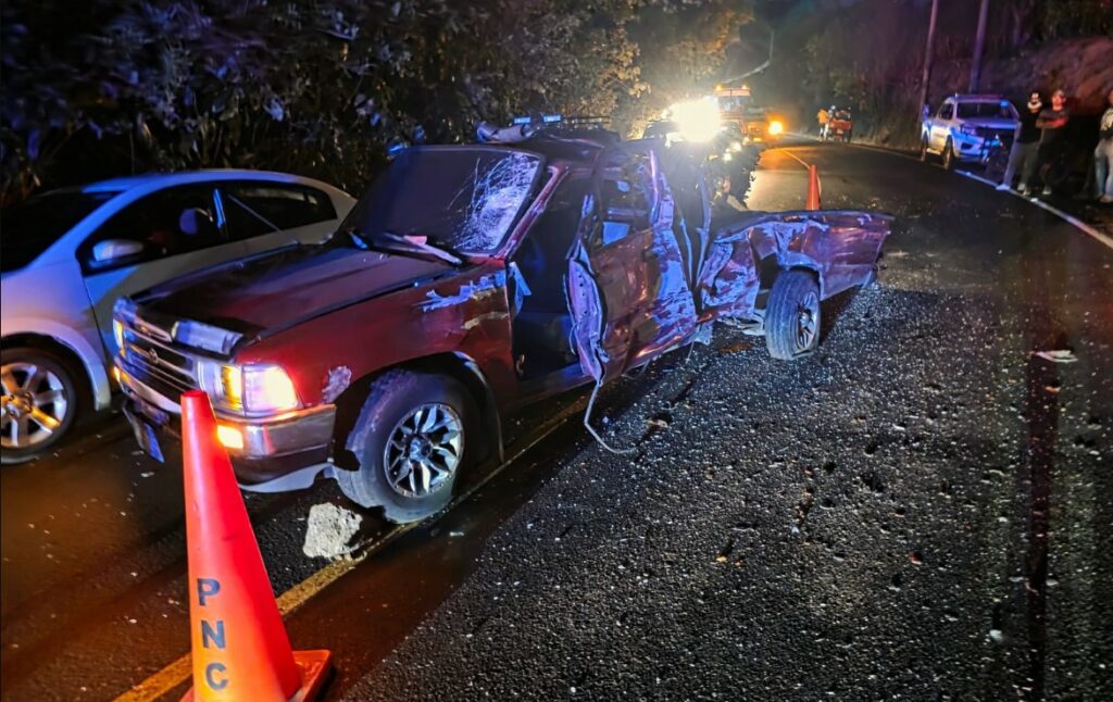 Un fallecido y cuatro lesionados deja aparatoso accidente en Apaneca, Ahuachapán