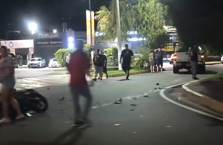 Aparatoso accidente deja un motociclista lesionado en Santa Tecla
