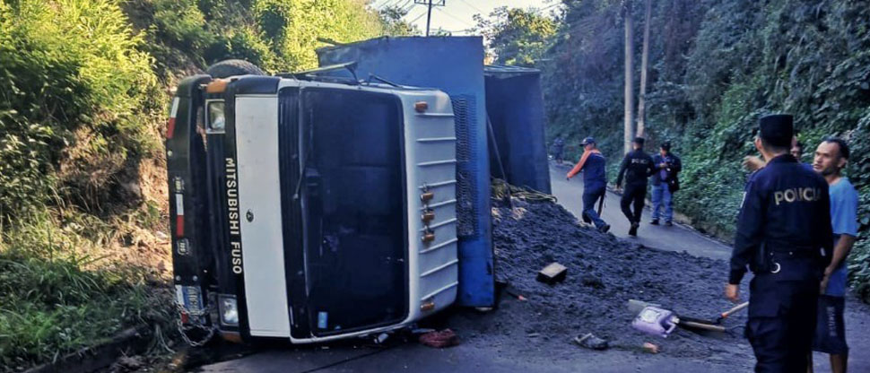 Conductor de camión arenero vuelca en Apopa