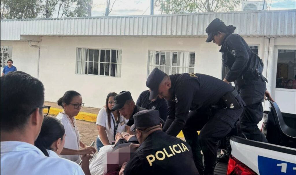 “Servir y proteger”: agentes atienden a señora que sufrió un desmayo en Ahuachapán