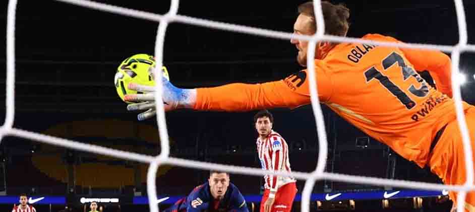 Barcelona sufre para llevarse el triunfo y sigue como líder