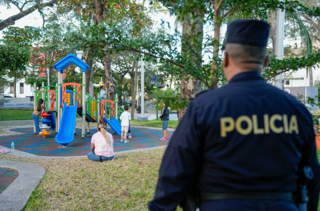 Niños disfrutan seguros con sus padres en la remodelada plaza Simón Bolívar