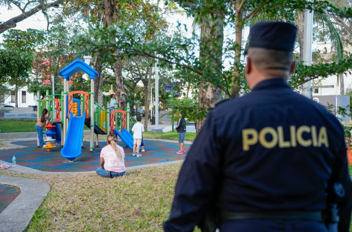 Niños juegan seguros en la renovada Plaza Simón Bolívar