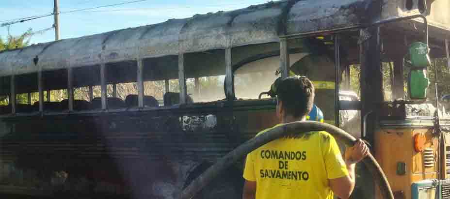 Auxilian a 40 pasajeros tras incendiarse el bus donde viajaban en la carretera Litoral
