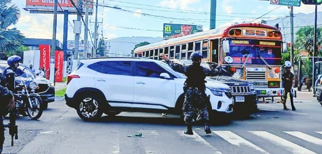 Busero provoca triple accidente al no respetar señal de alto en San Salvador