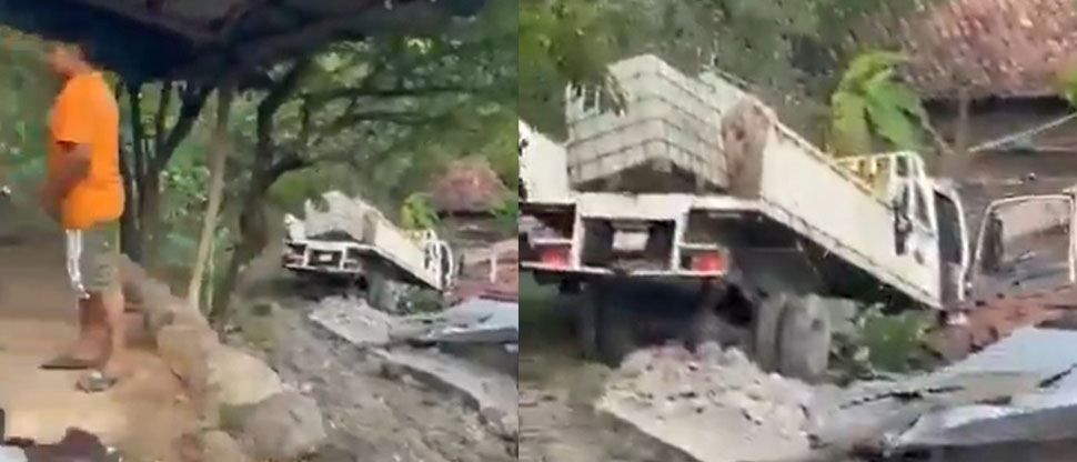 Camión con materiales de construcción se sale de la carretera y se estrella con una vivienda