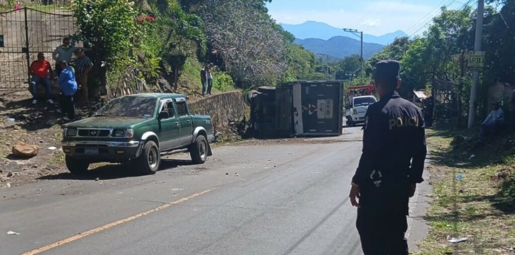 Camión a excesiva velocidad invade carril y vuelca en San Vicente