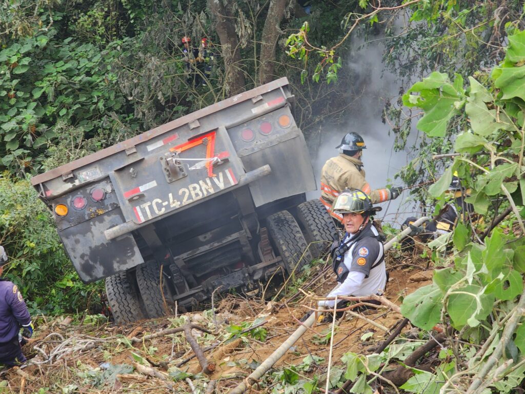 Conductor de camión fallece al caer al fondo de un barranco en la carretera Interamericana