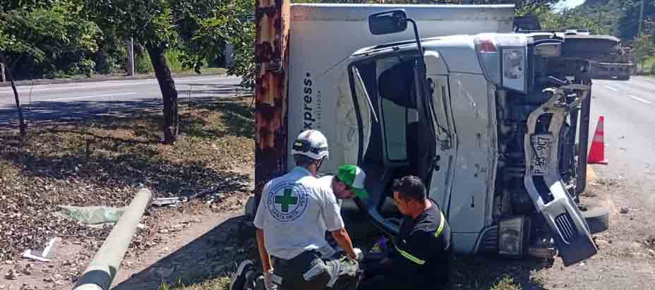 Conductor queda lesionado tras volcar camión de carga en autopista a Comalapa