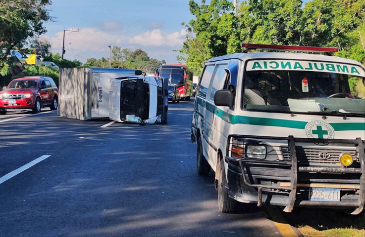 Conductor de camión se duerme y provoca aparatoso accidente en la Panamericana