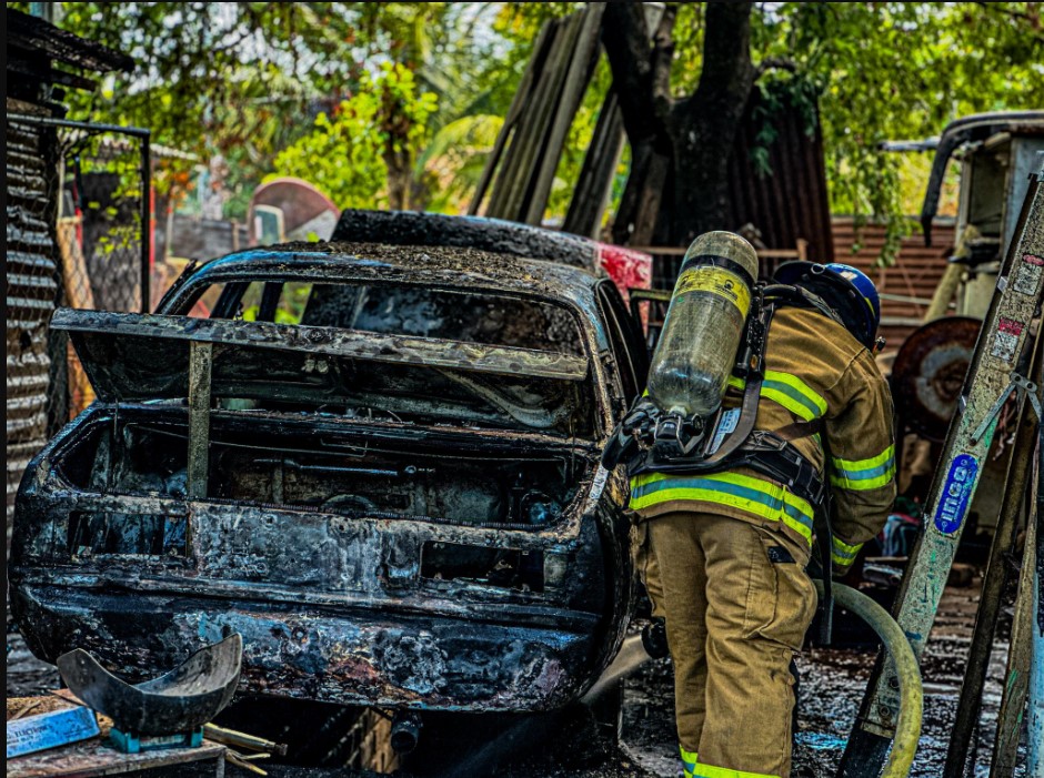 Carro es reducido a cenizas tras prenderse en llamas en Chalatenango