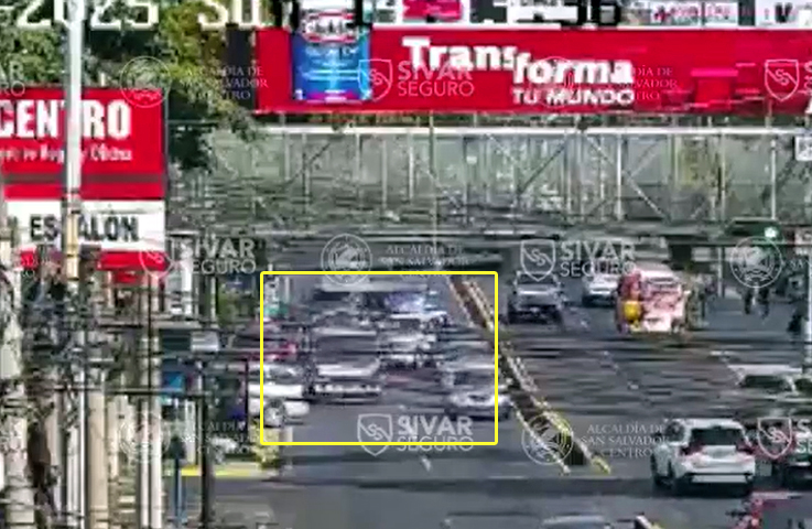 Carro que era remolcado en grúa se desprende y provoca caos vehicular en San Salvador