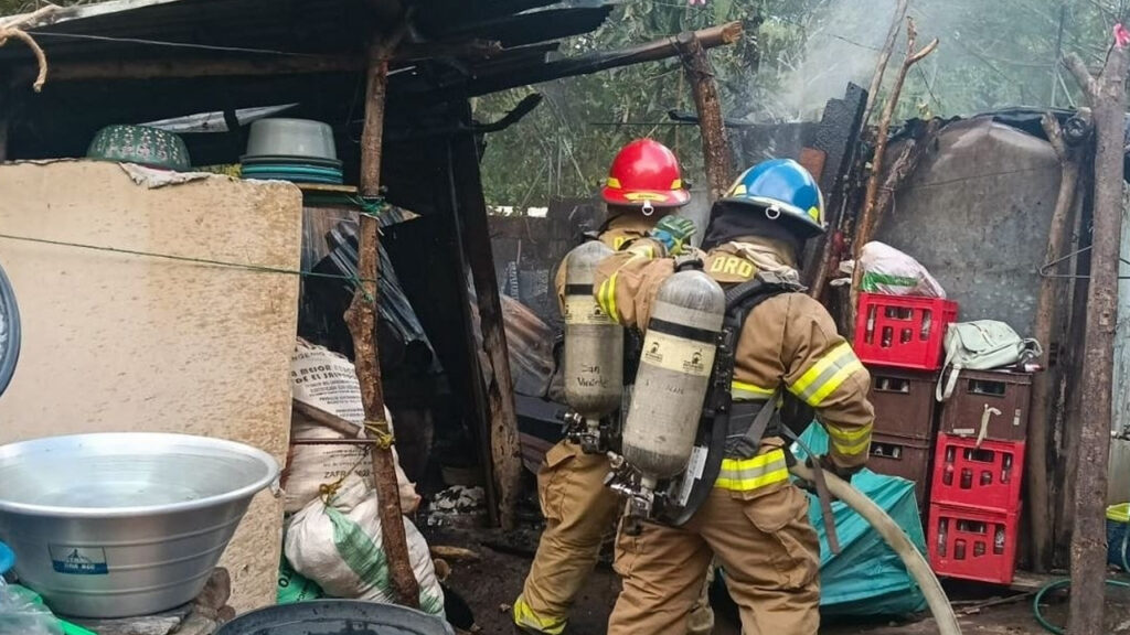 Atienden incendio en vivienda construida con lamina y madera en San Vicente