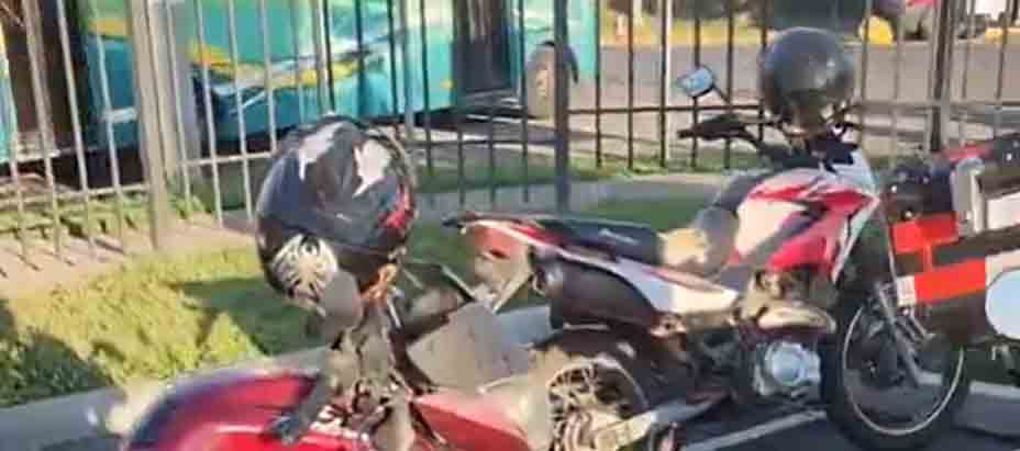 Hondureño se sorprende que en El Salvador los bikers dejan sus cascos en sus motos y no se los roban