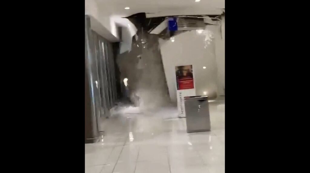 Techo de centro comercial colapsa por fuertes lluvias en Sudáfrica