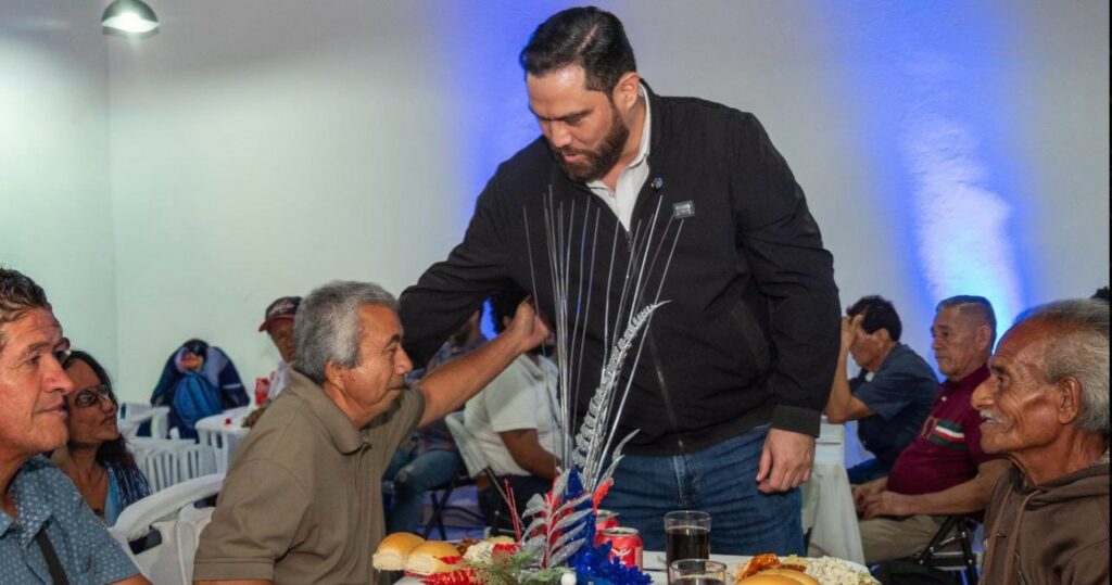 Alcaldía de San Salvador comparte cena navideña con personas en situación de calle del Albergue Katya Miranda