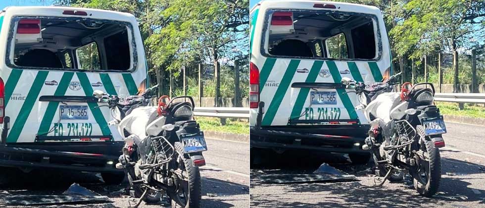 Motociclista intenta aprovechar paso de ambulancia y termina chocando contra ella en San Salvador