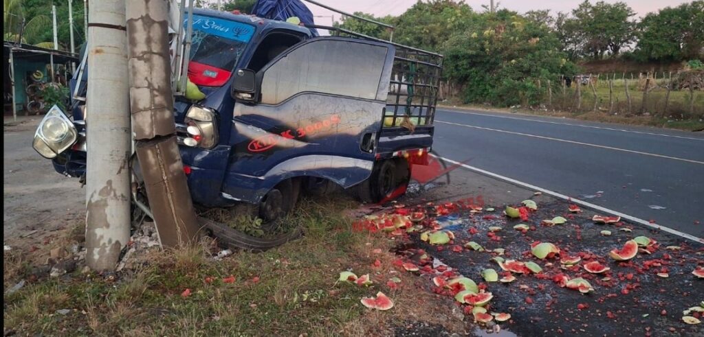 Accidente en carretera Litoral: responsable huye tras sacar a un camión de la vía