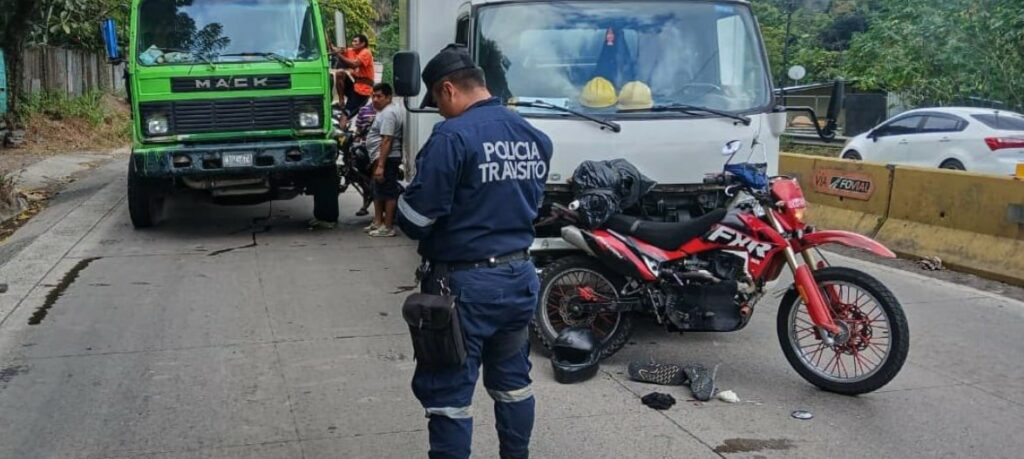 Motociclista lesionado tras ser impactado por un camión