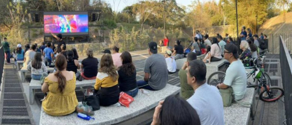 Cine al aire libre inicia con funciones navideñas para toda la familia