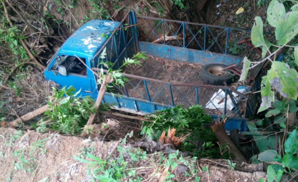 Camión cae en un barranco y varias personas resultan lesionadas