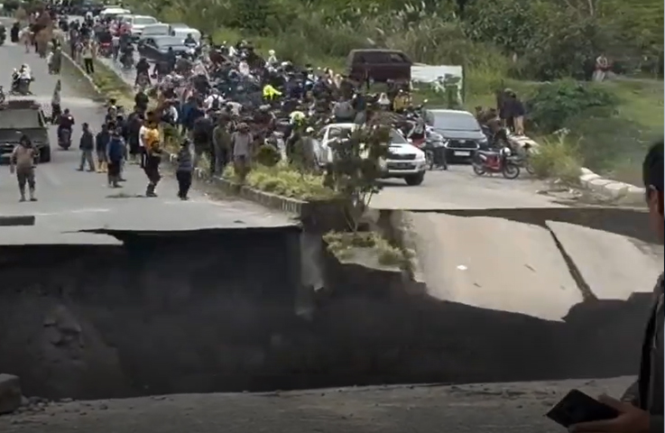 Momento del impactante colapso de una carretera en Indonesia