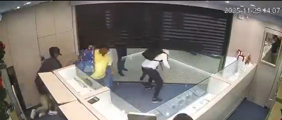Colombia: difunden imágenes de un robo dentro de una joyería en un centro comercial