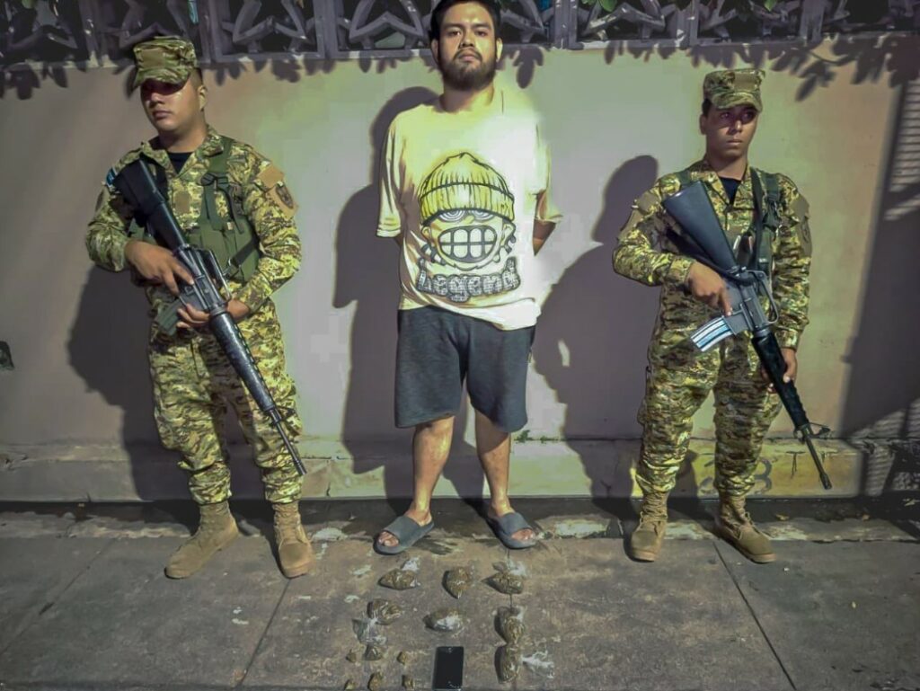 Sorprenden a sujeto que transportaba varias porciones de droga