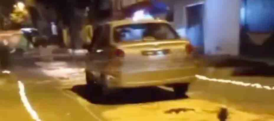 GUATEMALA: conductor pasa encima de alfombra religiosa en zona 1