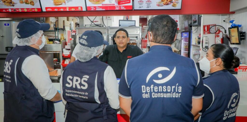 Realizan operativo de inspección de alimentos en los restaurantes de centros comerciales