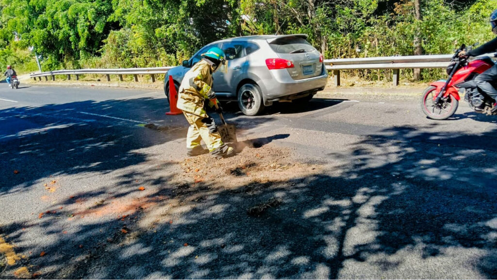 Bomberos neutralizan riesgo de accidentes por aceite derramado en la Panamericana