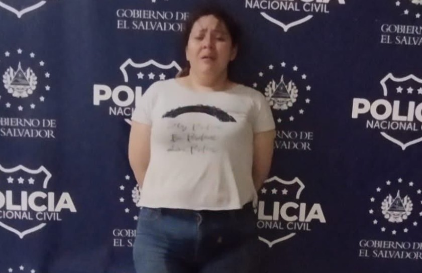 Mujer rompe en llanto al ser arrestada por conducir ebria