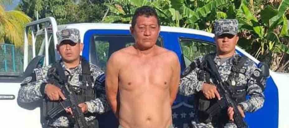 Arrestan a sujeto que lesionó a hombre con un palo mientras chupaban