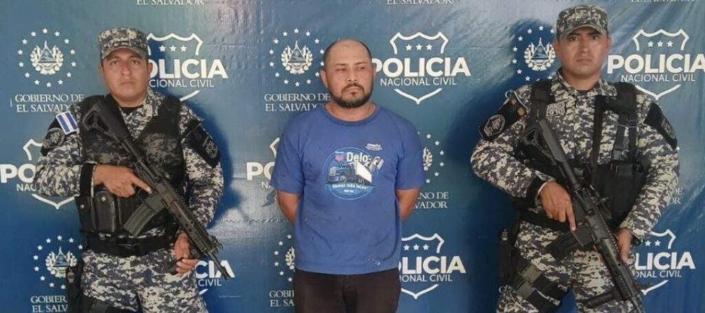Cae sujeto con orden de arresto por homicidio tras regresar de Estados Unidos