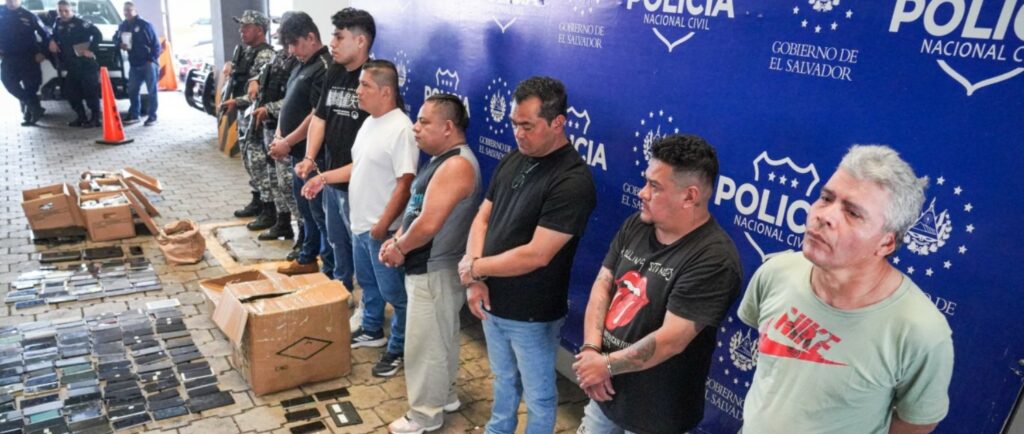 Sujetos detenidos por comprar y vender teléfonos robados continuarán tras las rejas