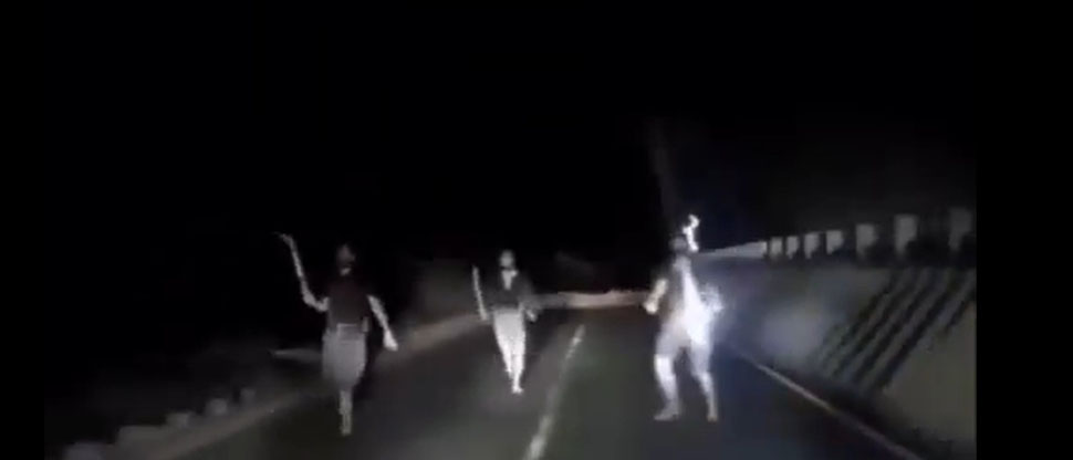 Ecuador: sujetos armados con machetes intentan robar a un camionero en plena carretera