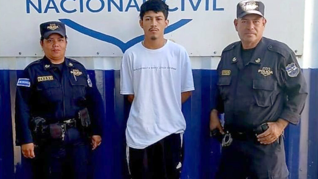 Sujeto huye al ver la presencia policial; llevaba un manojo de hierba