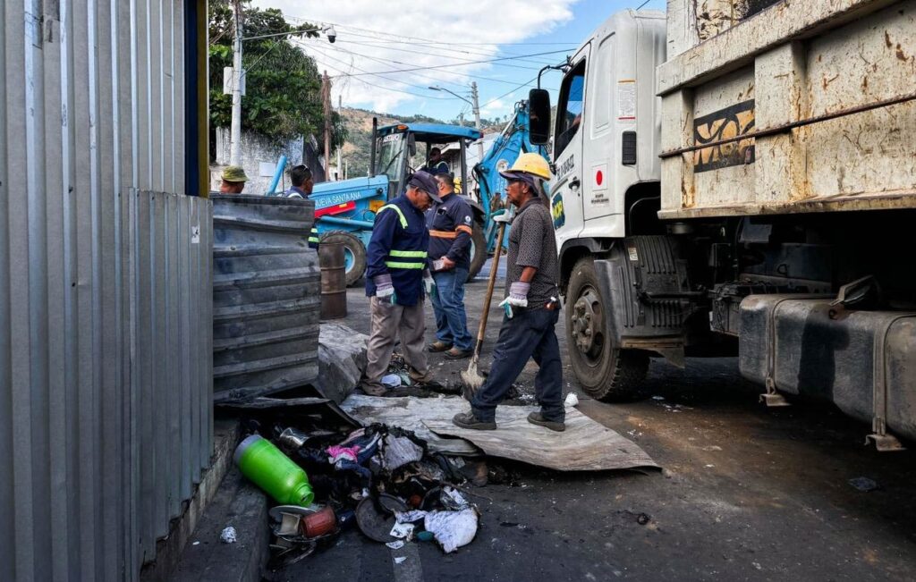 Continúa remoción de escombros en mercado de Santa Ana
