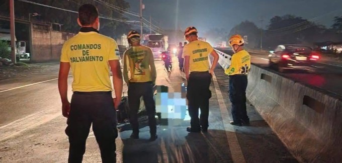 Motociclista fallece al chocar contra la parte trasera de un camión en carretera a Quezaltepeque
