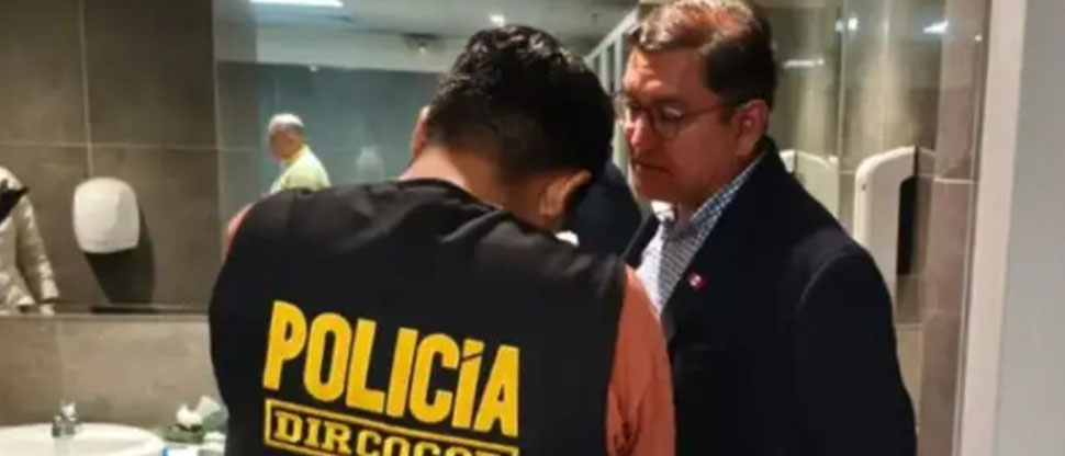 Perú: fiscal es detenido con $ 3.000 en un baño de un centro comercial