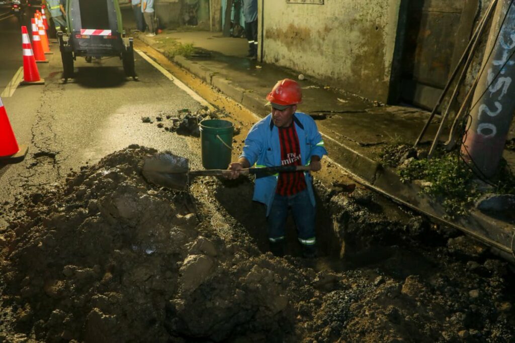Reparan exitosamente fuga de agua potable en bulevar Venezuela