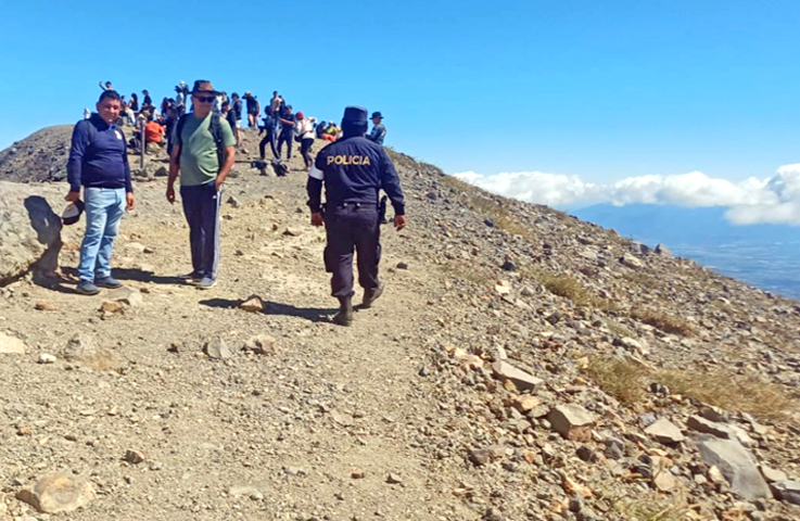 Volcán Ilamatepec: Turistas nacionales y extranjeros disfrutan del clima, paisaje y un ambiente seguro
