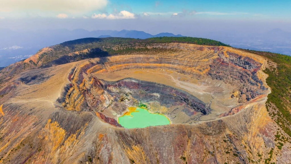 Volcán Ilamatepec: recomiendan a turistas no acercarse al área del cráter debido a fuertes vientos