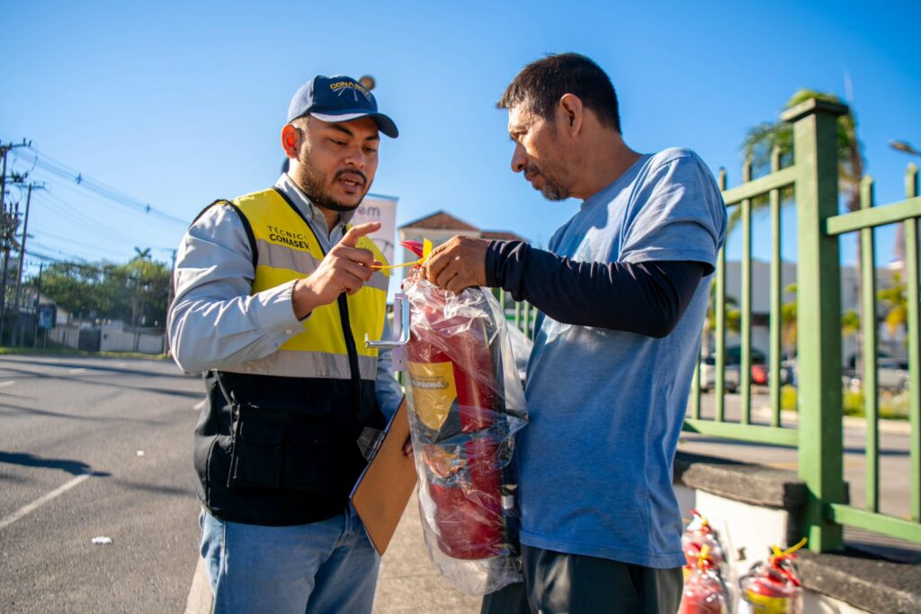 VMT entrega implementos preventivos en las principales carreteras