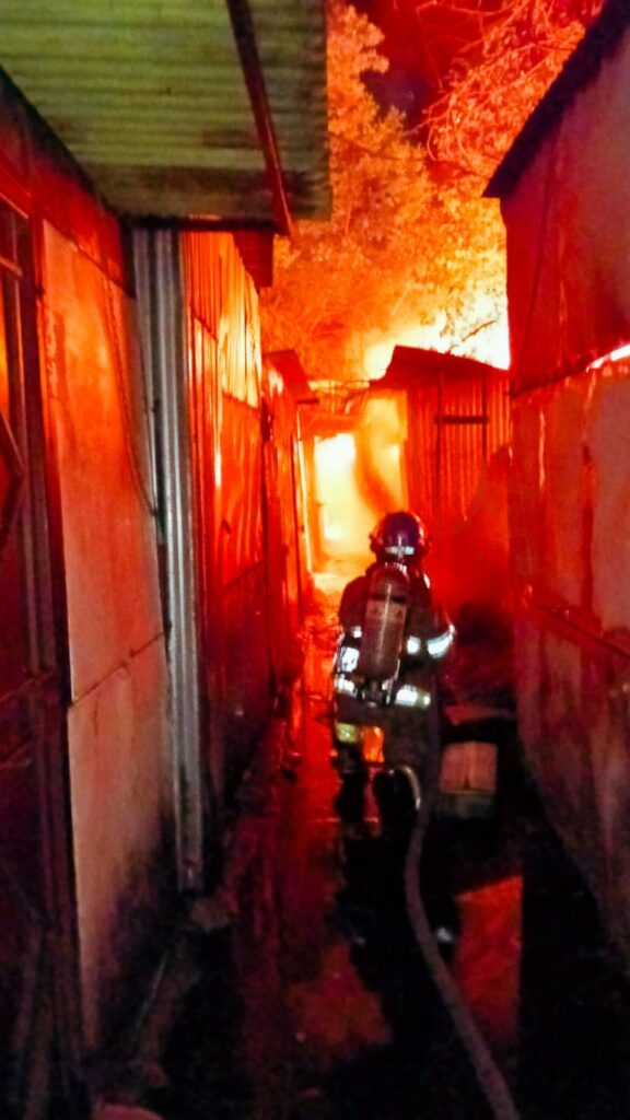 Voraz incendio consume al menos 25 puestos en el Mercado de Santa Ana