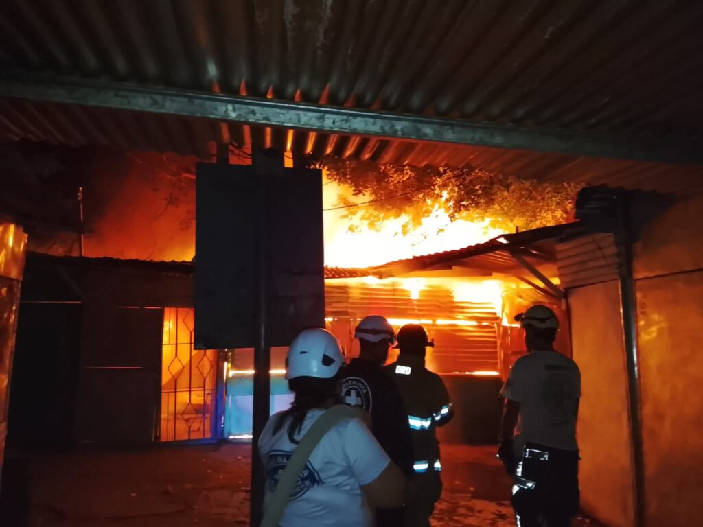 Gobierno cubrirá el 100% de pérdidas a comerciantes afectados por incendio en mercado de Santa Ana