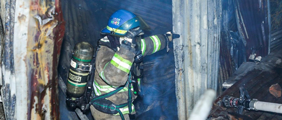 Bomberos controlan incendio en vivienda de la colonia San Juan de San Salvador
