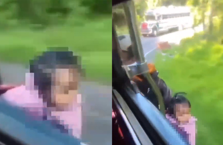 Mujer arriesga su vida y la de su bebé al viajar colgada de la puerta de un bus